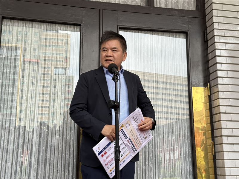 莊瑞雄表示,萬美玲一方的處理方式是蓋牌,「你要來追問我問題,我就不給你問、我就給你臭臉、我就給躲起來」,但這會犯眾怒,且處理有點荒腔走板。(圖/翻攝畫面)