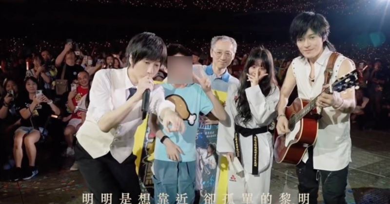 阿信走下台跟一家人合照,讓妹妹感動落淚。(圖/翻攝IG/@binmusic.ig)