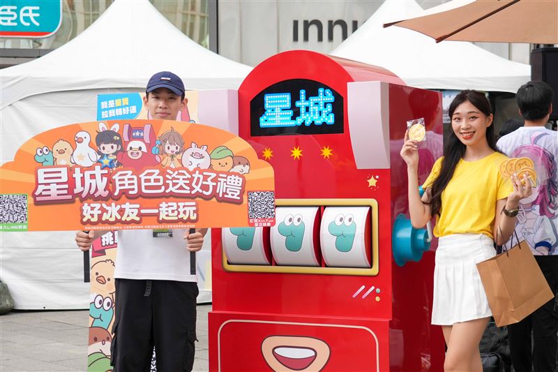 《星城》虛實整合活動引爆熱潮，巨型「星寶」拉霸機裝置現身西門町街頭，邀民眾同樂。（圖／星城提供）