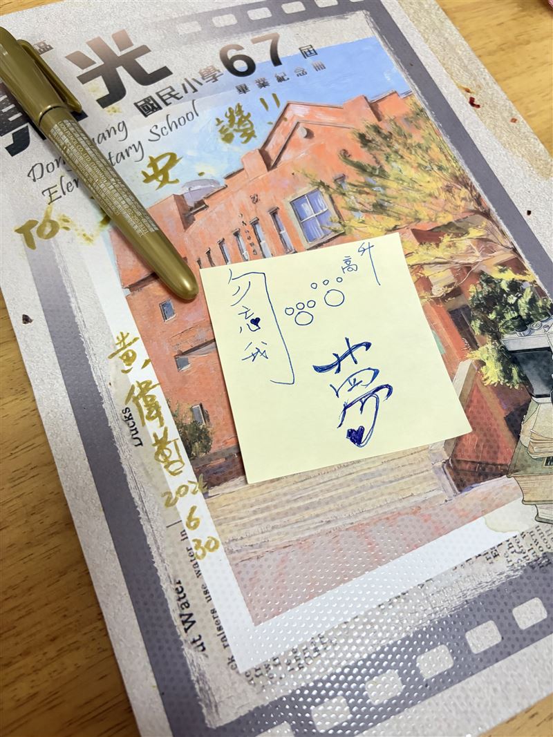 除了在畢業紀念冊上補簽孩子的名字及一個「讚」外,上頭還張貼一張便利貼寫下富有時代感的祝福語錄。(圖/翻攝自Threads @lindachen1117)