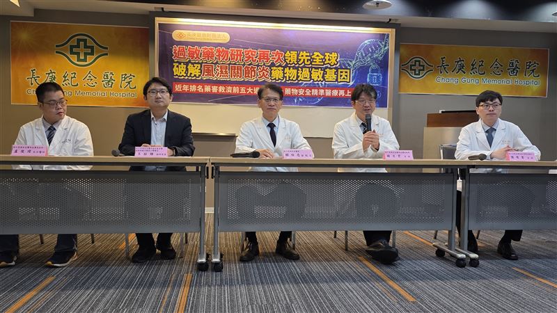左起:盧俊瑋醫師、王壯維副研究員、賴伯亮副院長、鐘文宏教授、陳俊賓主任等人說明研究。(圖/長庚醫院提供)
