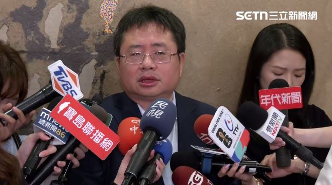矢板明夫7日嚴正警告,此類「香港快閃打手」恐成威脅台灣言論自由的新模式。(圖/翻攝畫面)