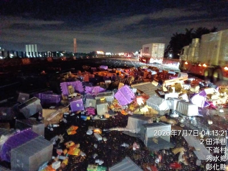 車上載運的物品也散落一地,內側、中線及外側車道上都是掉落的物品。(圖/翻攝畫面)