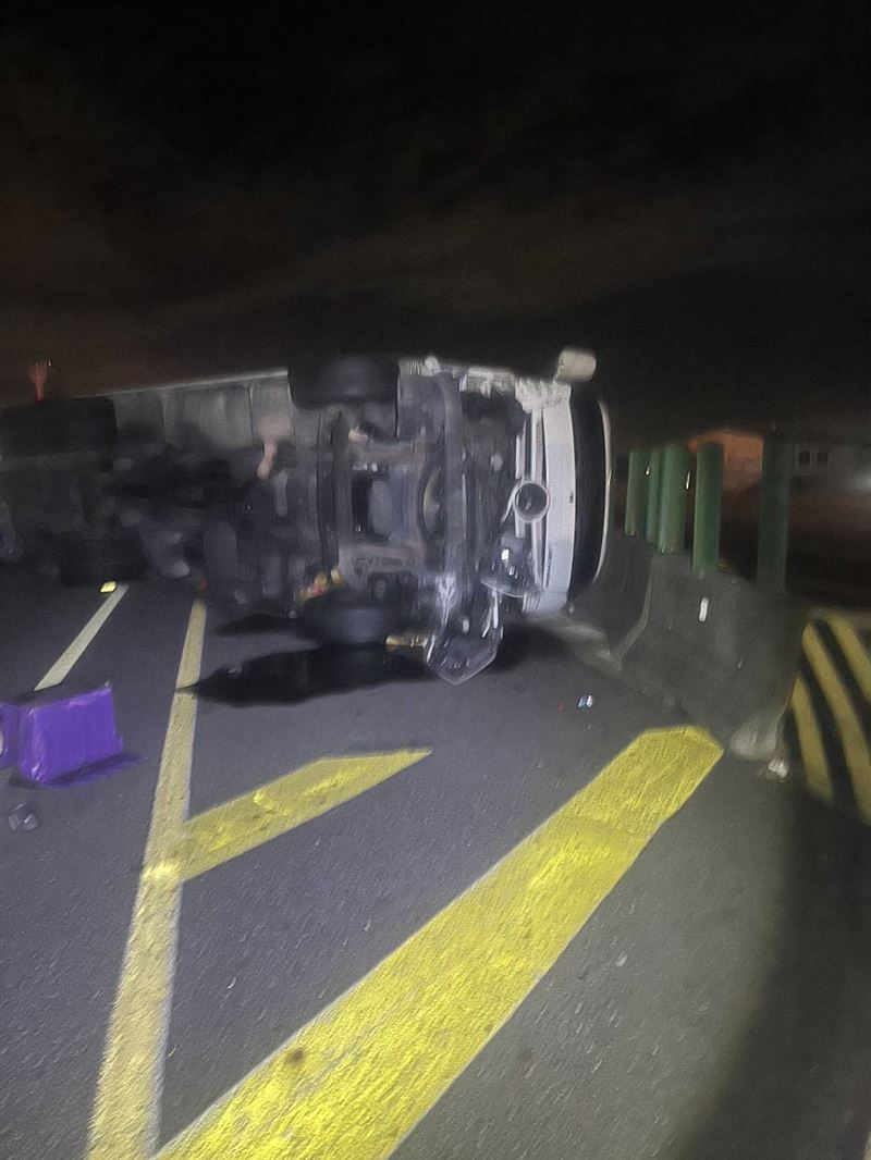 聯結車失控自撞內側護欄後當場翻覆。(圖/翻攝畫面)