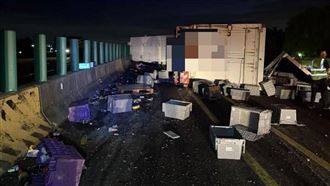 國1連環撞！聯結車翻覆⋯網拍包裹全毀了