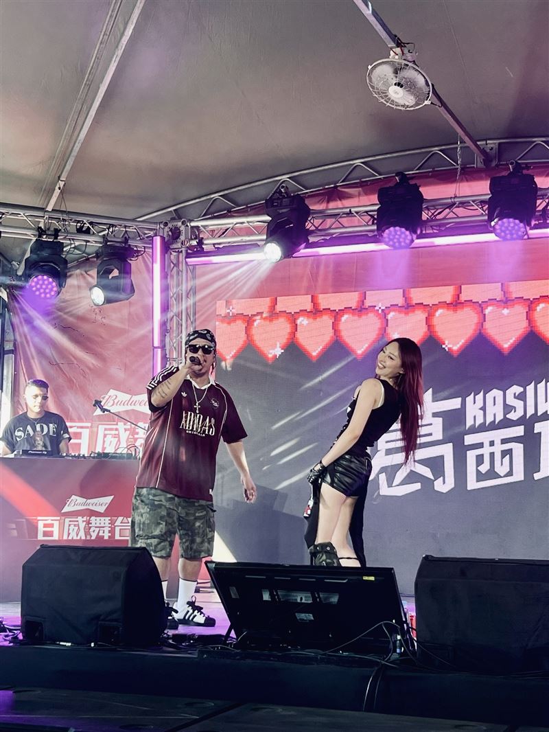 琟娜VERNA和葛西瓦首度合作演出,演唱〈我愛你沒有辦法〉。(圖/谷優娛樂提供)
