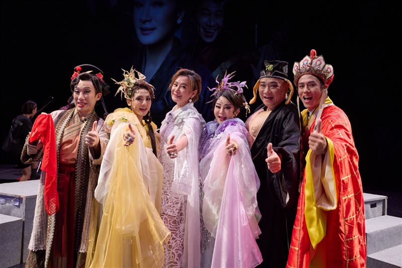 郭子乾（左起）、Dora謝雨芝、陳亞蘭、王彩樺、白雲、莊凱勛演出公益舞台劇。（圖／尊鵬國際有限公司提供）