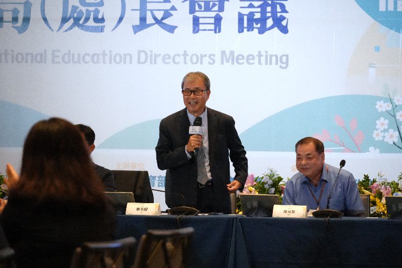 鄭英耀出席全國教育局處長會議鄭英耀（中）7日出席在新竹縣舉辦的115年度全國教育局處長會議，會前接受媒體聯訪
