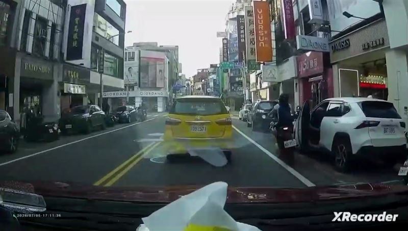女騎士被擊落,驚悚車禍瞬間全被行車紀錄器拍下。(圖/翻攝畫面)