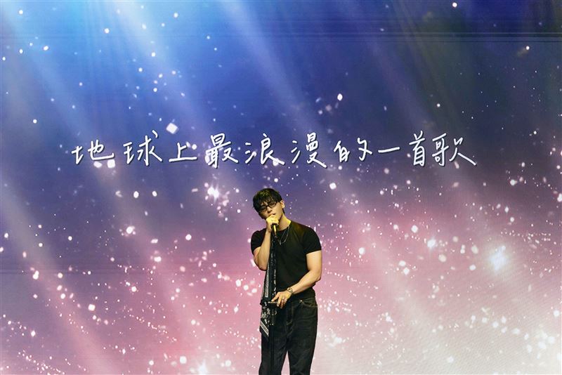 創造感性獻唱中文歌〈地球上最浪漫的一首歌〉。(圖/FU Entertainment X VERMOR提供)