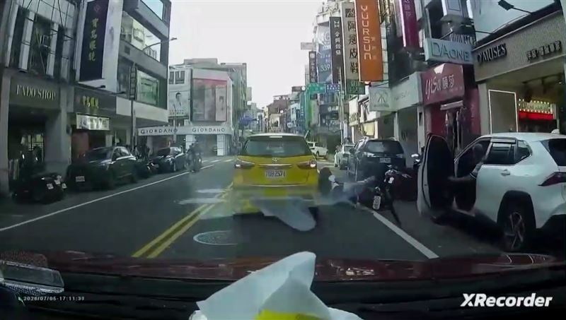 女騎士被擊落,驚悚車禍瞬間全被行車紀錄器拍下。(圖/翻攝畫面)