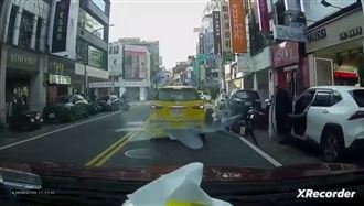 「白T短褲辣妹」遭車門擊落　驚悚瞬間曝