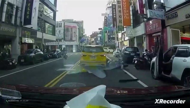 女騎士被擊落,驚悚車禍瞬間全被行車紀錄器拍下。(圖/翻攝畫面)