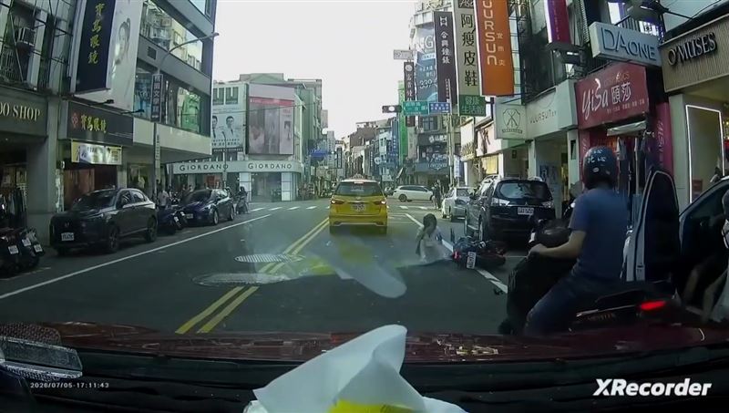阿伯再度開車門又險些釀禍。(圖/翻攝畫面)