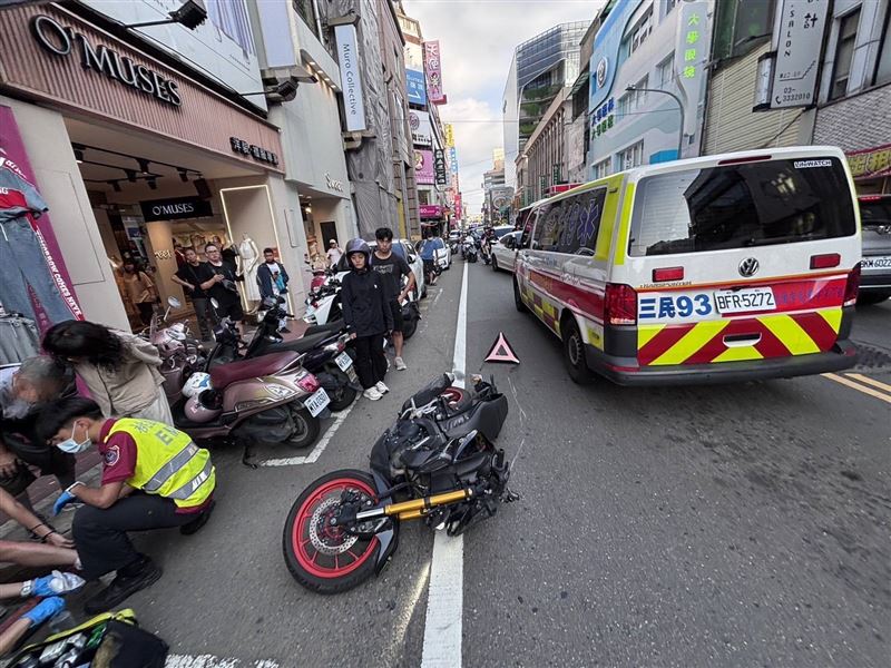 女騎士遭開車門的駕駛擊落。(圖/翻攝畫面)