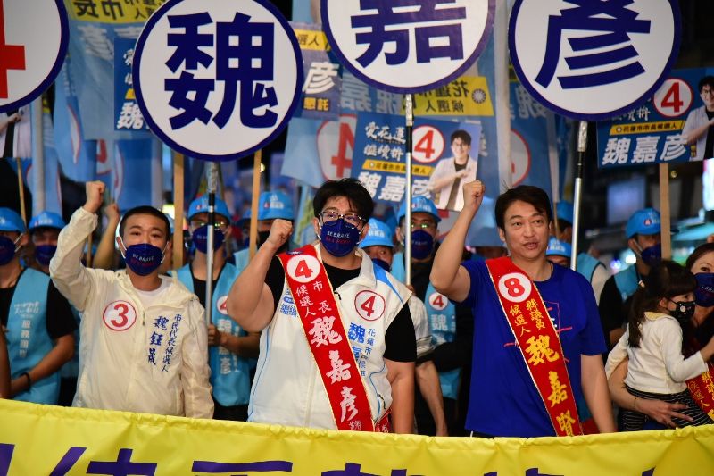 花蓮市長國民黨花蓮市長魏嘉彥爭取連任花蓮市長，國民黨花蓮縣黨部准予「報備參選」，黨部指出，魏嘉彥兄長魏嘉賢以無黨籍身分參選下屆花蓮縣長，若任他輔選黨外人士，將造成黨員與支持者認知錯亂。圖為2022年魏嘉彥（中）競選活動，右為魏嘉賢