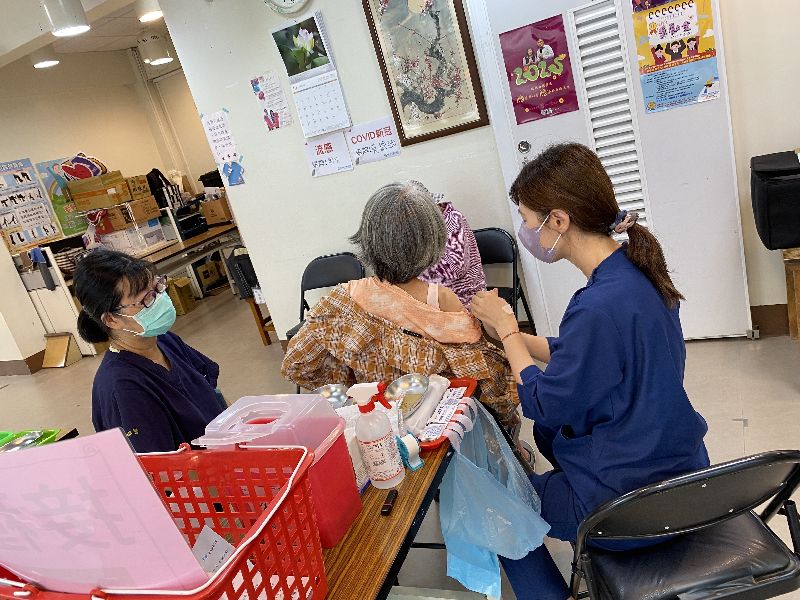 苗高雄市衛生局7日指出，2026年截至7月5日，高雄市COVID-19併發重症累計通報9例，個案多為65歲以上且具慢性病史，面對疫情持續升溫，呼籲民眾盡快接種疫苗。（高雄市衛生局提供）
