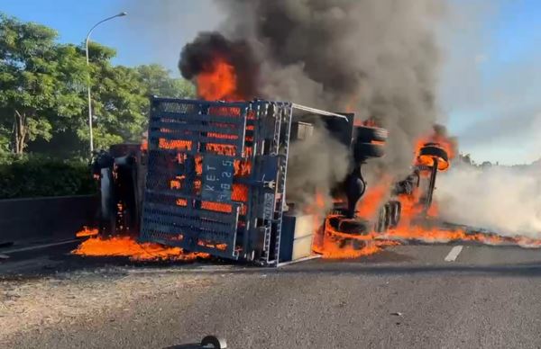 大貨車緊急閃避後失控翻覆,造成車輛起火燃燒。(圖/翻攝畫面)