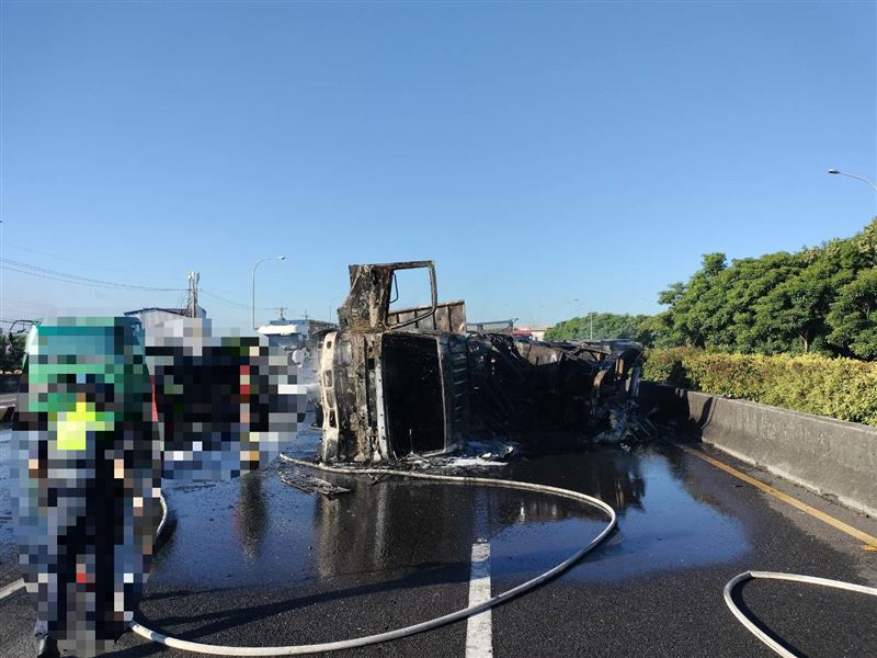 大貨車上的割稻機油桶破裂引發火勢,整輛大貨車幾乎燒成火球。(圖/翻攝畫面)