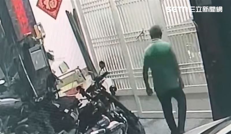 住在隔壁的吳姓男子著急尋找1萬3000元，到處打聽下落，表示錢是用黑網包著摺三摺，放在鞋櫃裡。（圖／翻攝畫面）