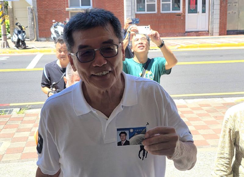 澎湖縣議員鄭清發7日記者會宣布退出中國國民黨，以無黨籍身分投入議員選舉，會後將黨證送還國民黨澎湖縣黨部