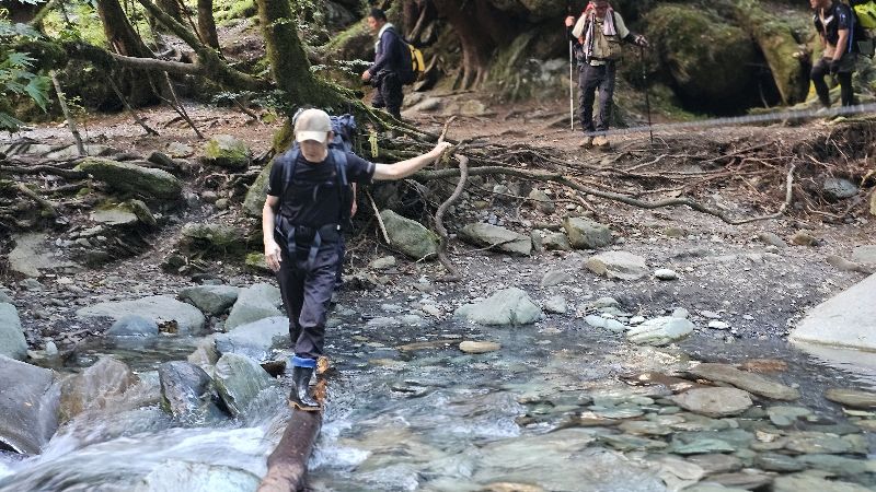 第二次世界大戰結束，從日本運送俘虜返回各國的運輸機在三叉山失事，包括搶救人員共51人罹難。導演魏德聖（前）計畫將這段台灣二戰史拍成電影，6日親自循著當年救難人員上山路線探勘。（林保署台東分署提供）