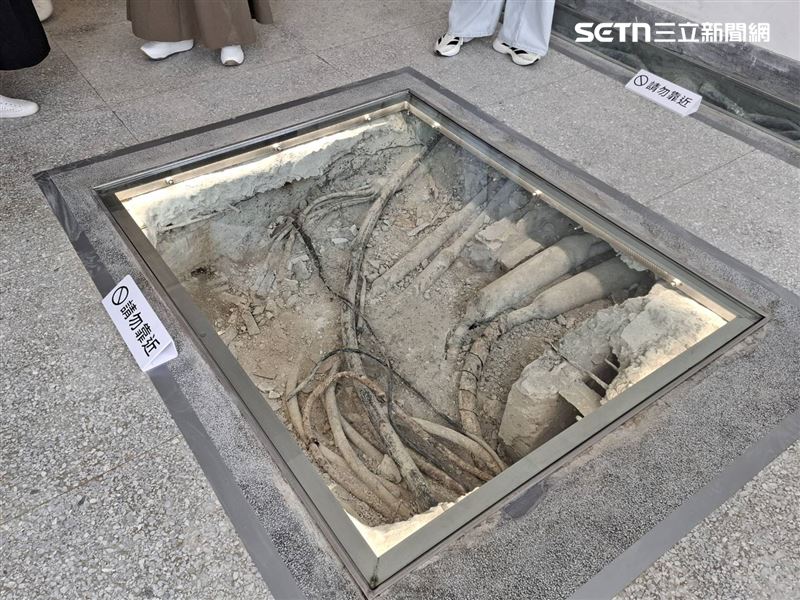 八角窗前修復工程保留科學實驗所建構的特殊排水構造,以玻璃地板進行展示,讓參觀者可與歷史近距離互動。(圖/記者周佩怡攝影)
