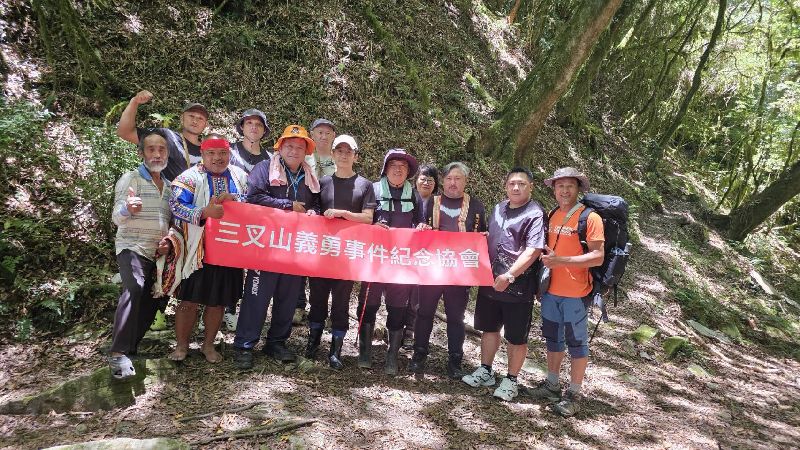 二戰結束，一架載運戰俘的美軍運輸機墜毀三叉山附近，機上25人加上前往搶救的26名日本軍警及台東民眾全數罹難，導演魏德聖（前左4）籌拍電影，6日與遺屬踏上當年搶救山路尋找飛機殘骸。（林保署台東分署提供）