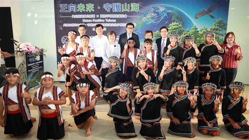 國家公園多元夥伴開場表演(南投縣信義鄉羅娜國小合唱團)。（圖／內政部提供）