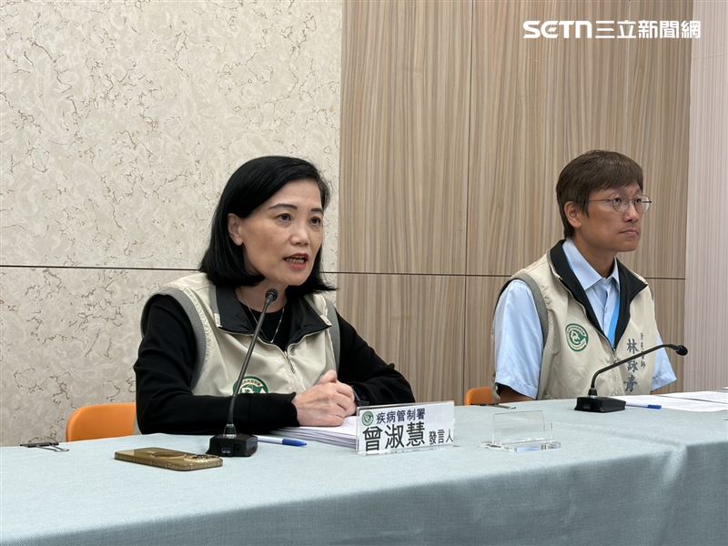 曾淑慧(左)說,疫調顯示其中一例20幾歲個案曾去過香港,回台灣後出現發病症狀才打疫苗。(圖/記者簡浩正攝影)