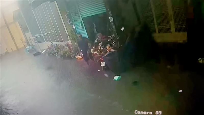 劉姓男子在雨中發現水面上漂浮著8張千元大鈔,隔天即主動把錢轉交派出所。(圖/翻攝畫面)