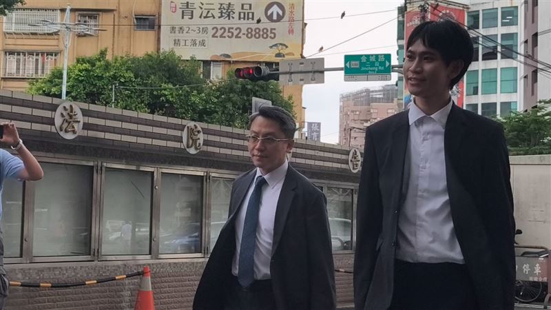 Andy老師準備進入法院開庭。(圖/記者莊淇鈞攝影)