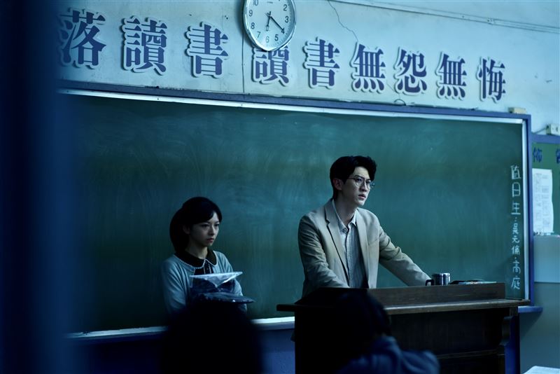 孫沁岳(右)主張讀書至上,陳姸霏(左)則飾演新入學的學生。(圖/奇蹟映畫所提供)