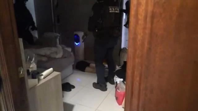 林男與黃姓女友組成販毒集團,為了掩人耳目特別以動漫「閃電麥坤」當暗號。(圖/翻攝畫面)