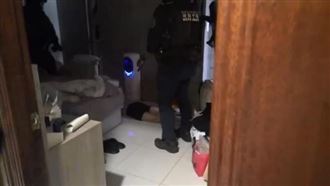 閃電麥坤變毒梟！高警破門車隊全栽了