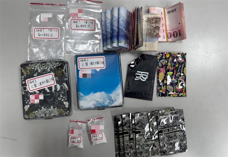 警方在屋內查獲K他命、咖啡包等產品。(圖/翻攝畫面)
