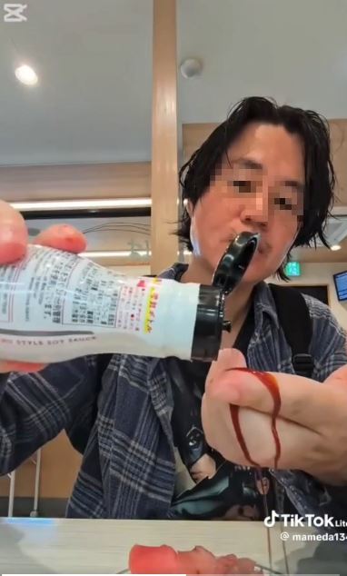 日本爭議網紅新西悠太在壽司店闖禍,被警方逮捕。(圖/翻攝自X)