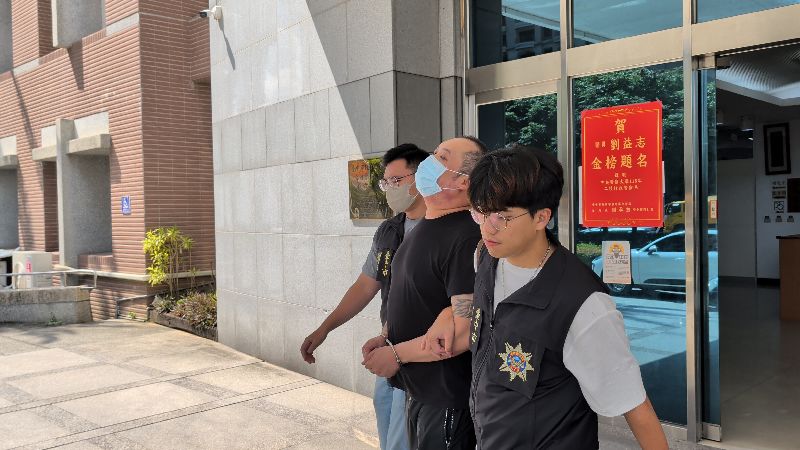 貼矢板明夫合照 醫:台灣人更應該團結