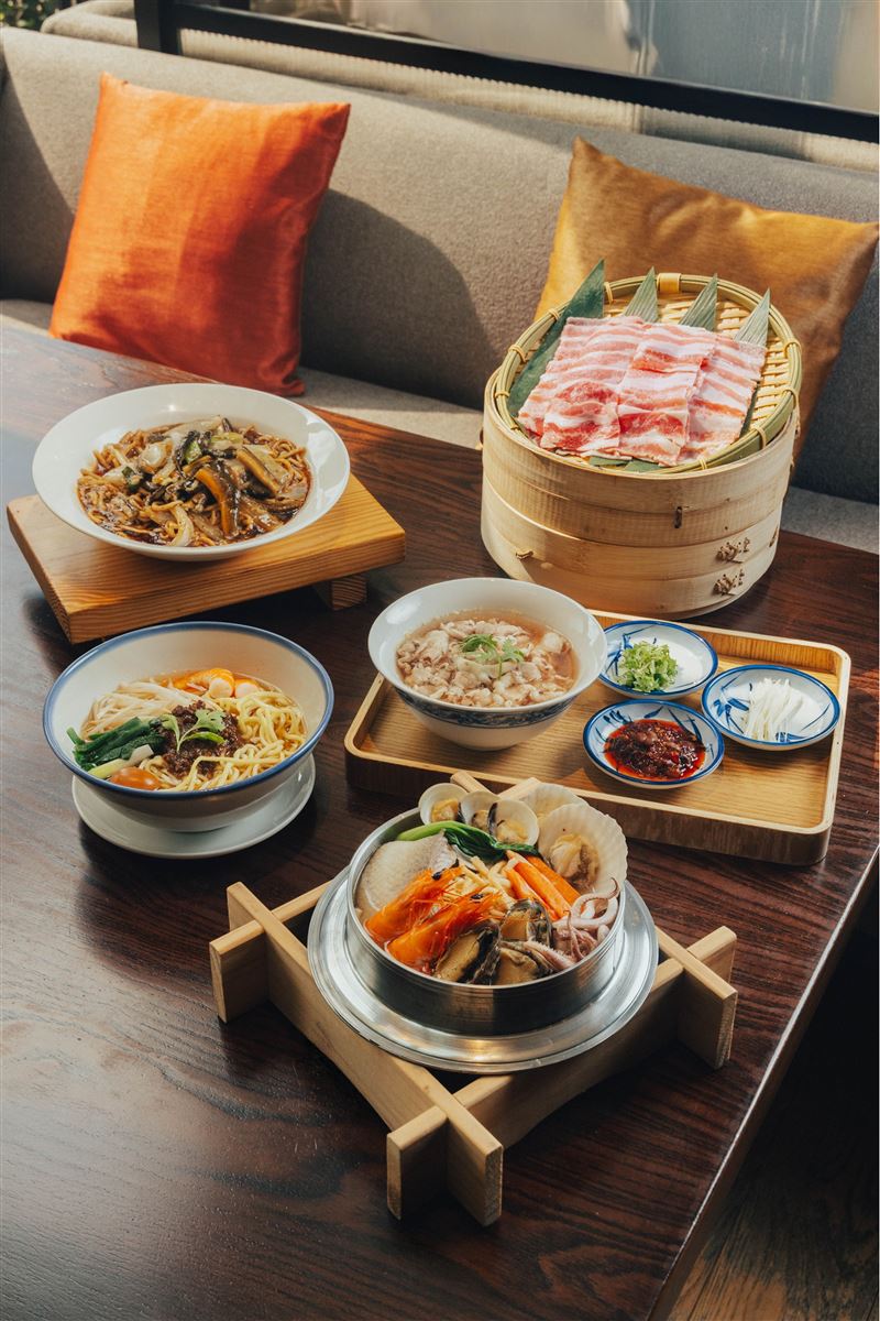 凱菲屋主廚胡政裕率領團隊,完美復刻道地乾炒鱔魚意麵、現沖牛肉湯、海鮮鍋燒意麵及台南玉井愛文芒果冰。(圖/飯店旅宿業者提供)