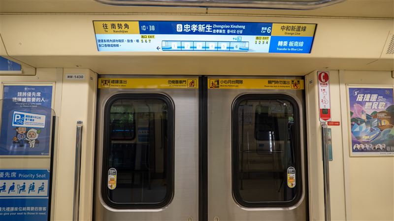 台北捷運中和新蘆線列車到站顯示器啟動升級,以最大約48吋全彩液晶螢幕(LCD)取代舊款LED,不只能一次看清列車即時位置、行經車站,更加入所在車廂位置及對應出口功能。(圖/北捷提供)