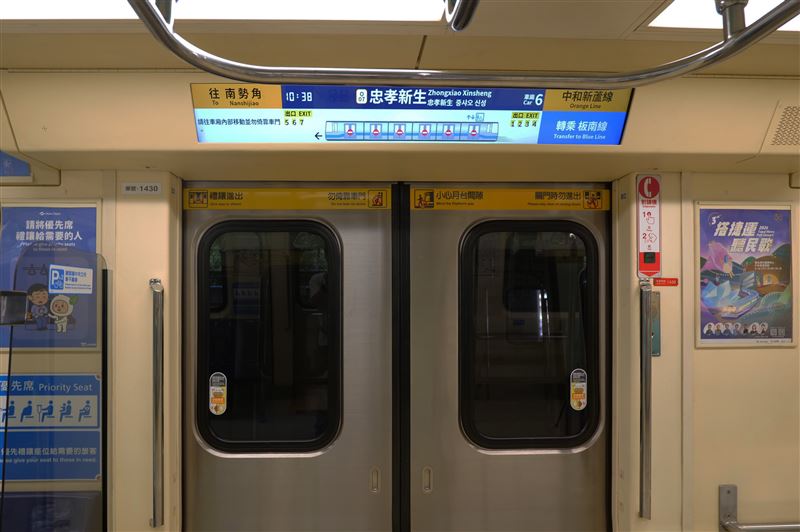 台北捷運中和新蘆線列車到站顯示器啟動升級,以最大約48吋全彩液晶螢幕(LCD)取代舊款LED,不只能一次看清列車即時位置、行經車站,更加入所在車廂位置及對應出口功能。(圖/北捷提供)