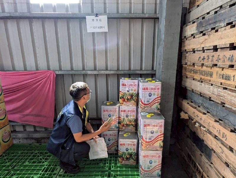 中聯大豆沙拉油致癌物超標，產品流向多家業者；桃園市政府衛生局首波公布32家業者、下架問題油品逾1.2萬公斤。（桃園市政府衛生局提供）