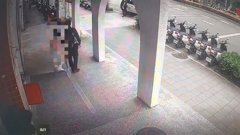 員警親自開車將婦人平安送回家。(圖/翻攝畫面)