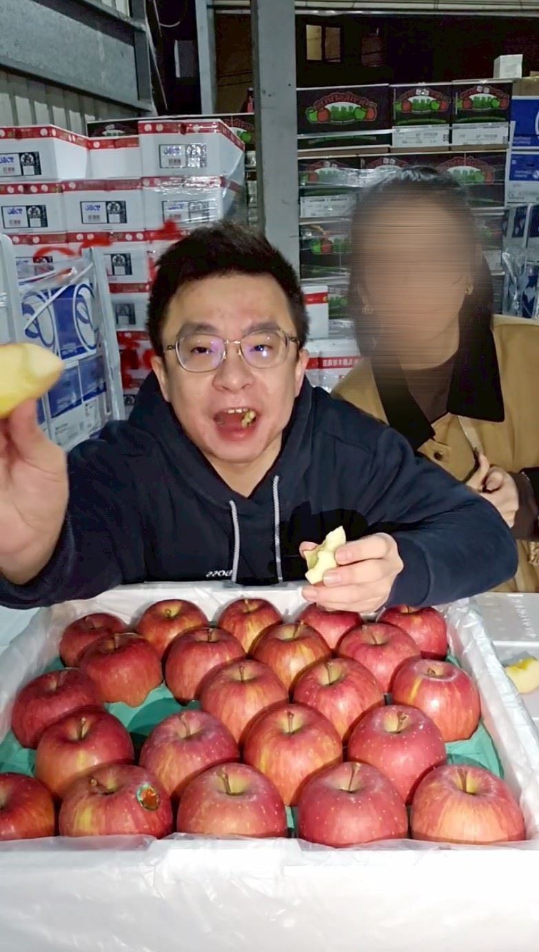 疲老闆在宣布與前妻離婚後,兩人還曾合體直播,讓外界霧裡看花。(圖/翻攝疲老闆IG)