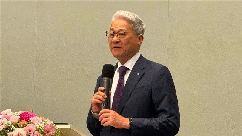 台股交易擬延長至3點半,工商協進會理事長吳東亮表態樂觀,認為有助接軌國際,但也示警對傳產股的衝擊。他建議政府應推動保險資金活化「璞玉股票」,透過調降RBC風險係數作為配套,為台股傳統產業注入長期穩定動能,平衡K型經濟帶來的風險。(圖/記者師瑞德攝影)