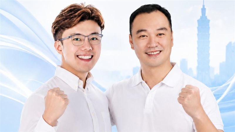 簡士強(右)說,「支持佀廣洋(左),繼續往前走!」。(圖/翻攝自簡士強臉書)