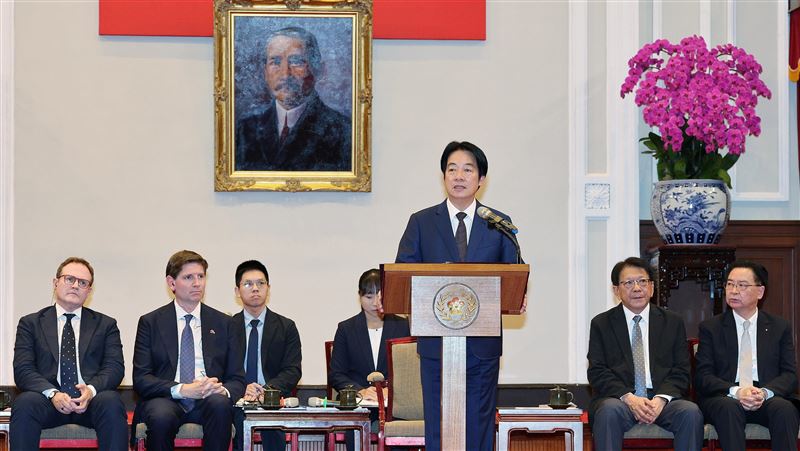總統賴清德接見「2026台灣海洋國際論壇」訪問團，總統強調海洋沒有國界，海洋治理更不應該受到政治因素限制，台灣走向世界的決心也不會改變，會繼續貢獻己力，推動海洋事務合作。（圖／中央社）