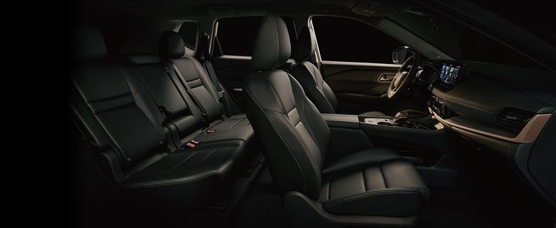 高階車型配備TAKUMI匠人訂製皮革、山形曲木飾板。(圖/NISSAN提供)