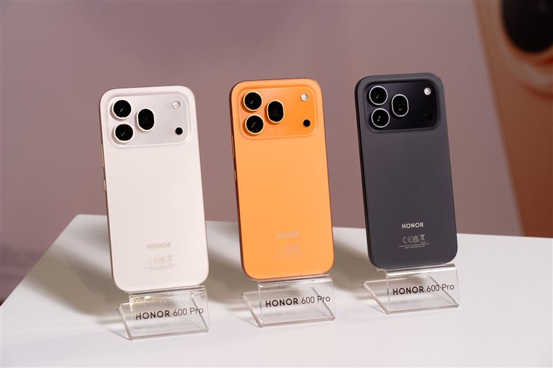 HONOR 600系列提供旭日橙、幻夜黑、雪原白三款配色,圖為 HONOR 600 Pro