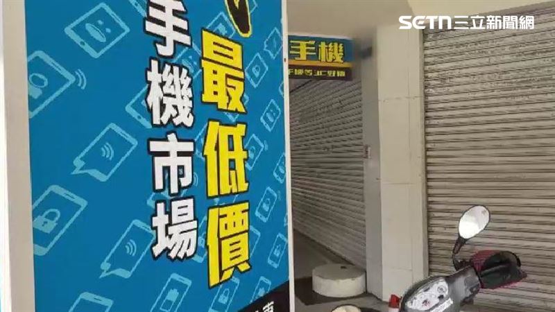 通訊行遭亂丟三角錐、拒馬:疑同業惡搞